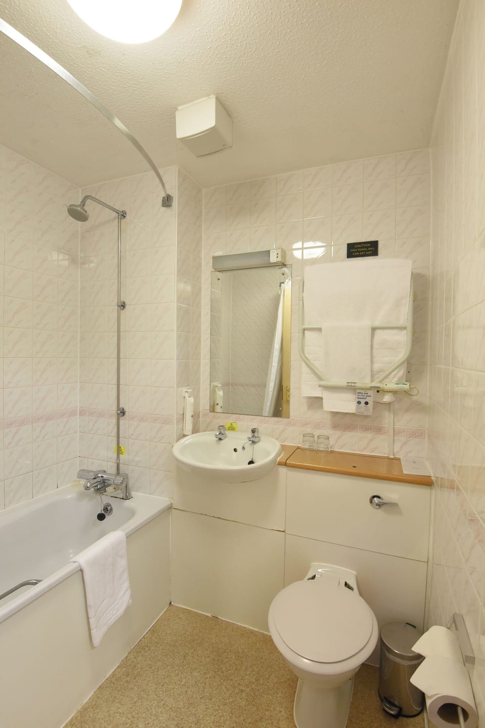 Combined shower/tub, free toiletries, hair dryer, towels