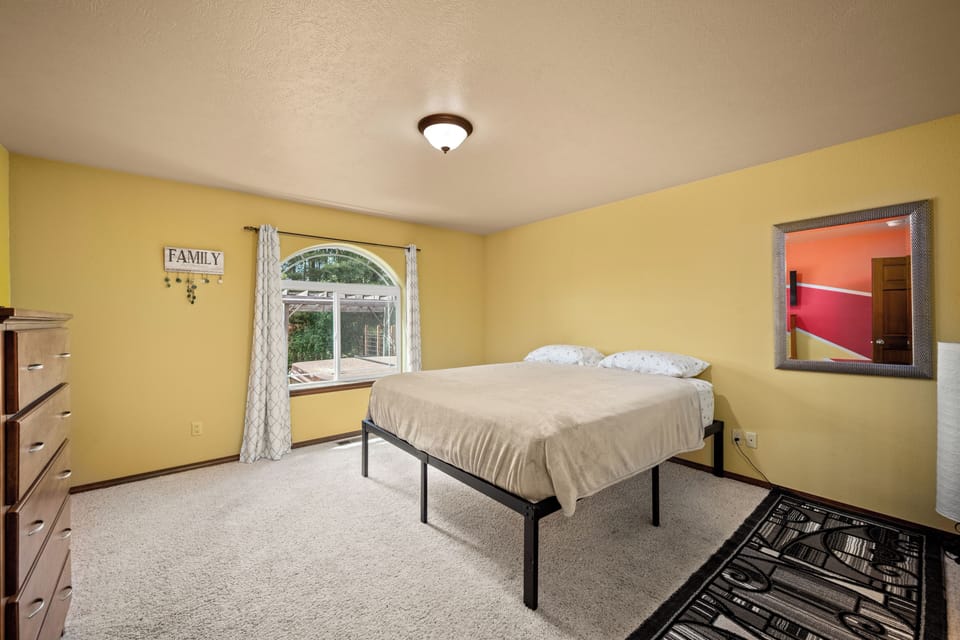 Master bedroom king bed- 1st floor