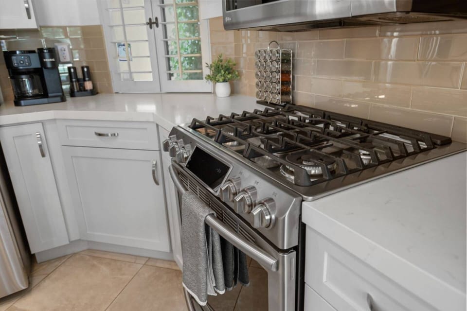 Equipped kitchen with hob, oven and coffee maker