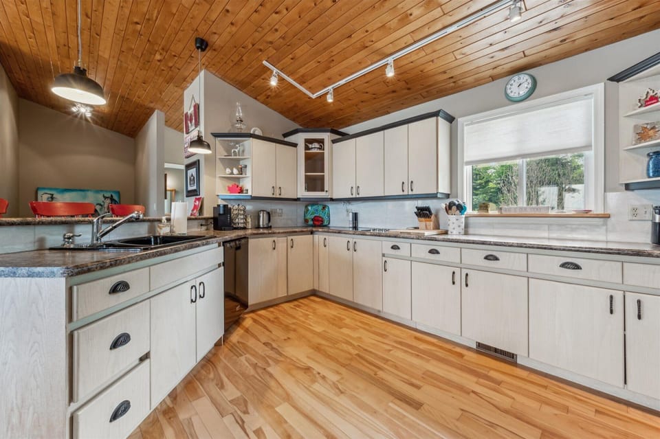 A fully equipped kitchen with lots of counter space makes cooking at the cottage easy and enjoyable.