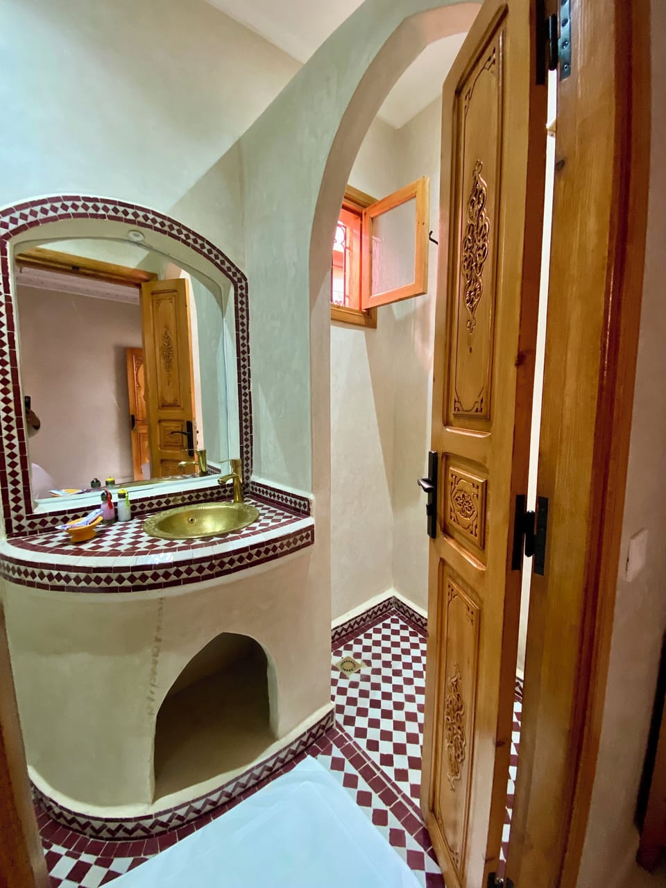 Standard Twin Room, Courtyard View | Bathroom | Shower, free toiletries, hair dryer, bathrobes