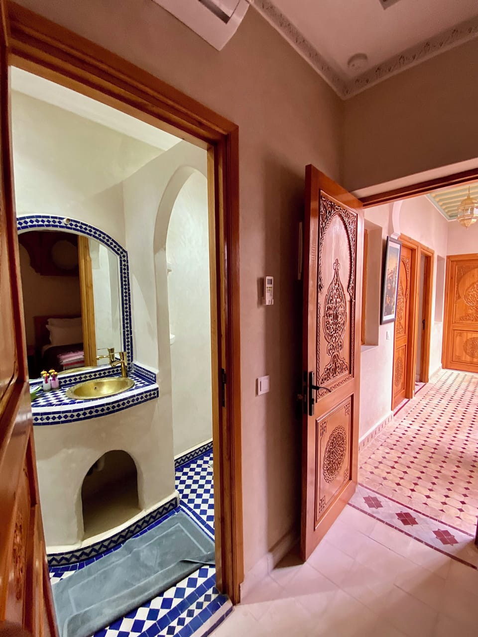Classic Twin Room | Bathroom | Shower, free toiletries, hair dryer, bathrobes