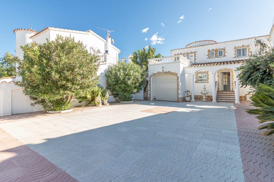 Villa | Exterior