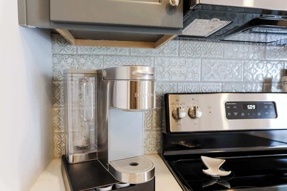 Quick and Easy - The kitchen is ideal for guests who enjoy simple, hassle-free cooking.