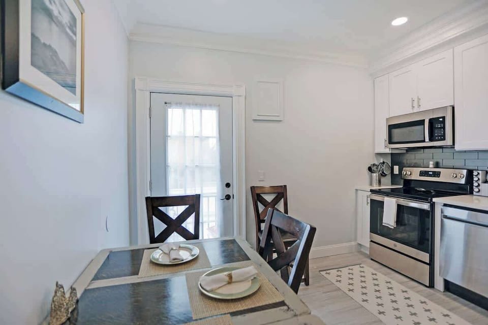 A super cozy kitchen and dining nook, perfect for a quick bite or morning coffee break. 