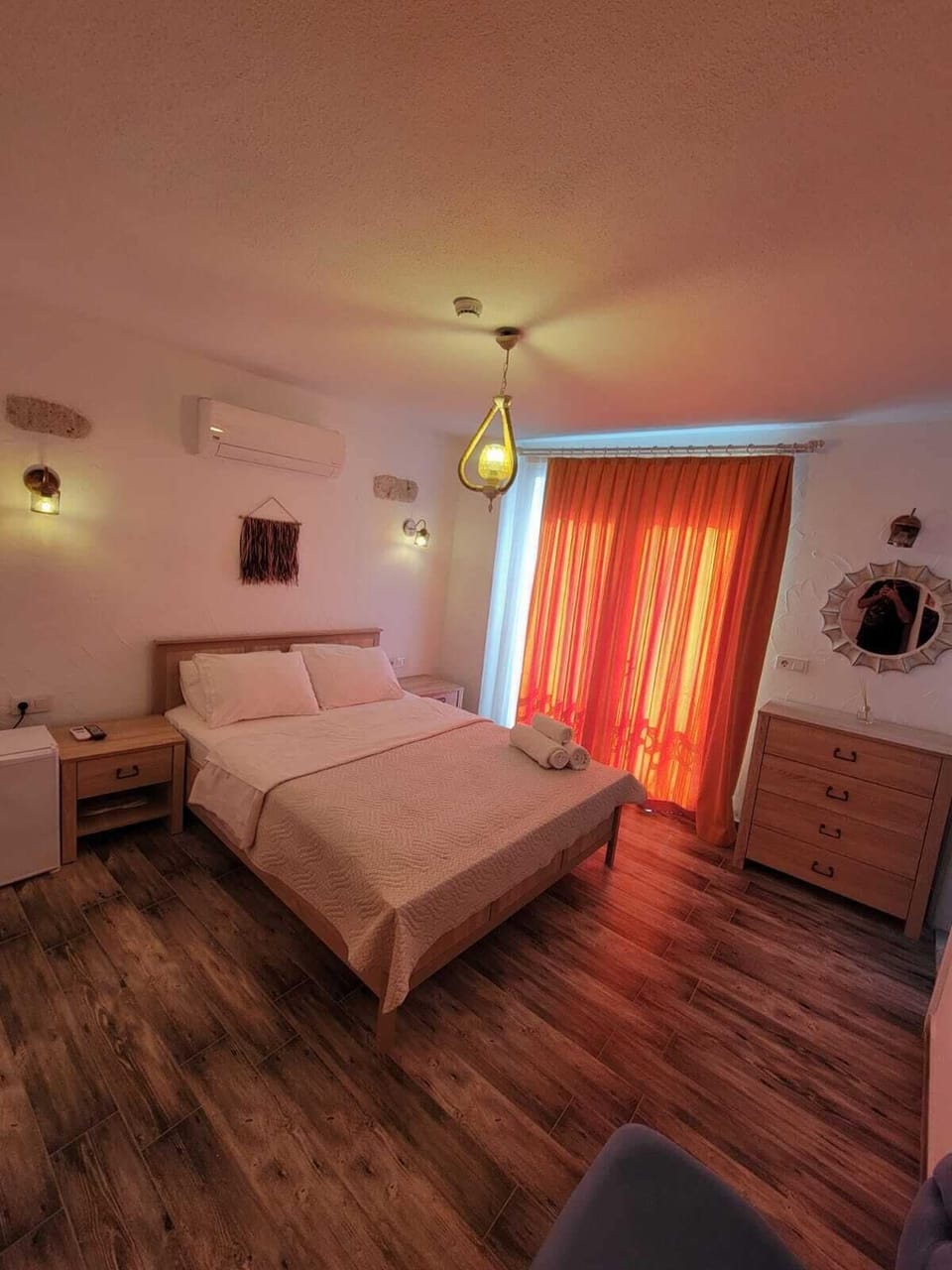 Comfort Room | In-room safe, laptop workspace, free WiFi