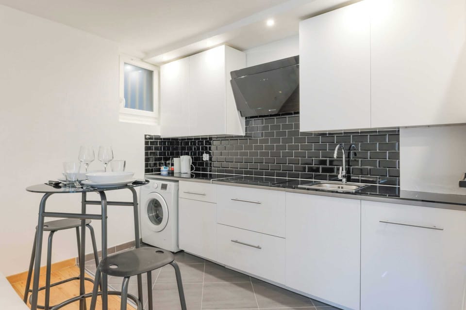 Apartment | Private kitchen | Fridge, microwave, oven, stovetop