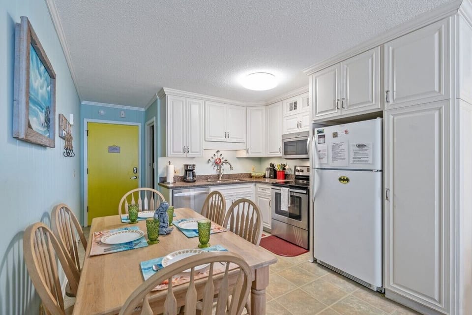 Remodeled kitchen. Complete with all dishes and cookware.