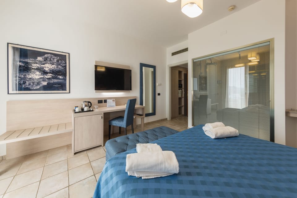 Exclusive Double Room, Hot Tub, Sea View | Minibar, in-room safe, desk, laptop workspace