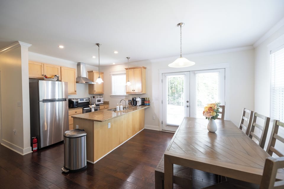 Kitchen equipped with wine glasses, serving dishes and an electric kettle.