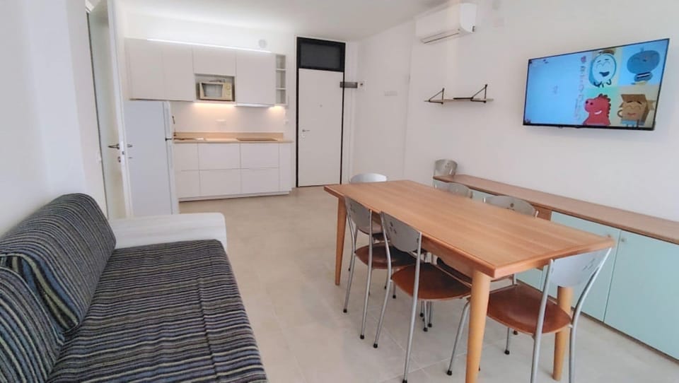 Apartment, 2 Bedrooms, Balcony, City View | Living room