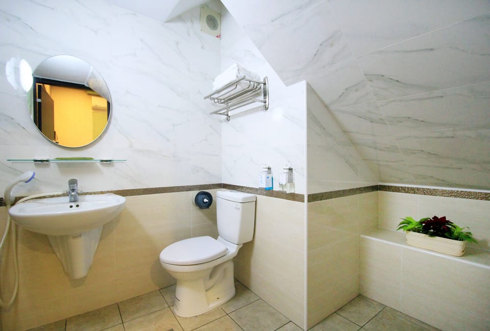 Shower, rainfall showerhead, free toiletries, hair dryer