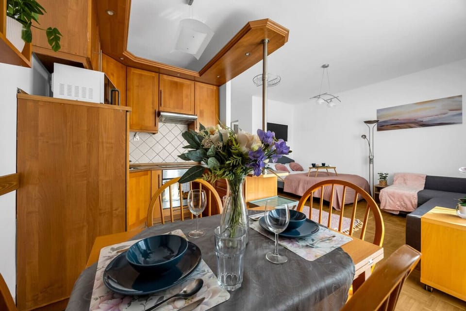 Dining Table | Book Now with RENTUJEMY.COM