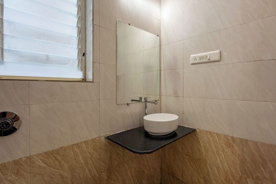 Classic Room, City View | Bathroom | Shower, free toiletries, towels, soap