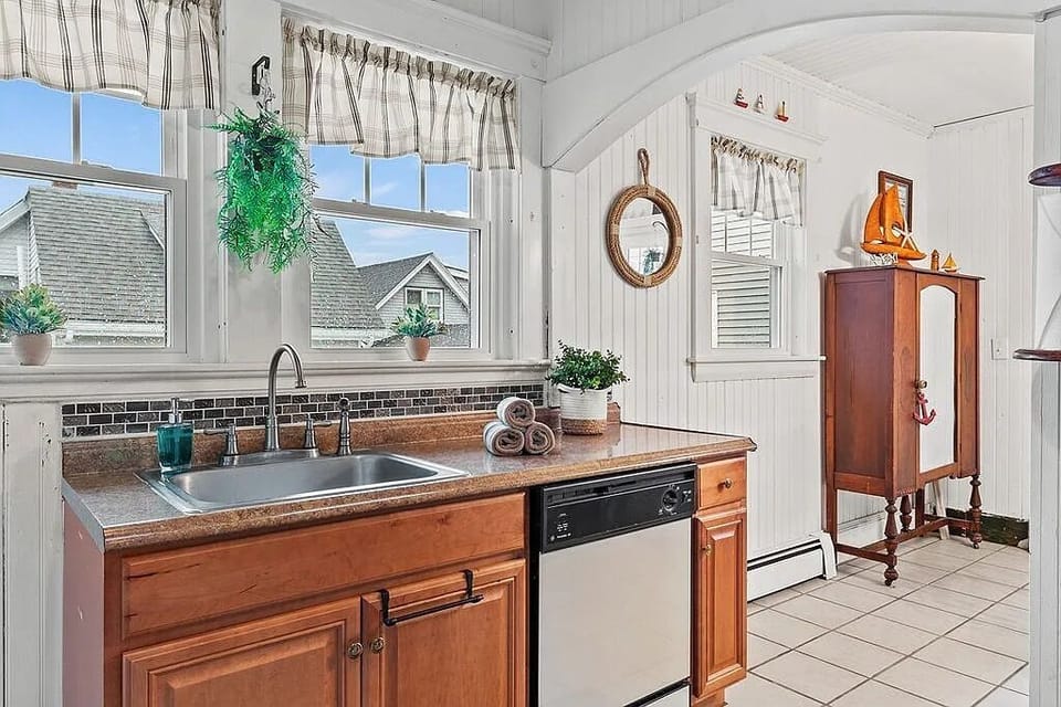 Full kitchen: dishwasher, fridge, freezer, stove, oven, microwave & coffee