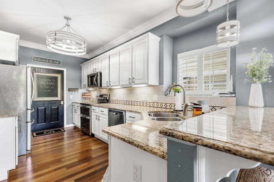 House, Multiple Beds, Balcony (Shore Thing) | Private kitchen | Fridge, microwave, oven, stovetop