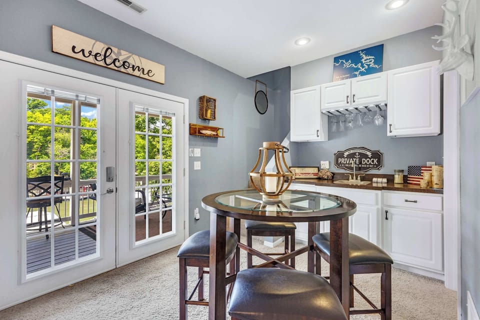 House, Multiple Beds, Balcony (Shore Thing) | Dining