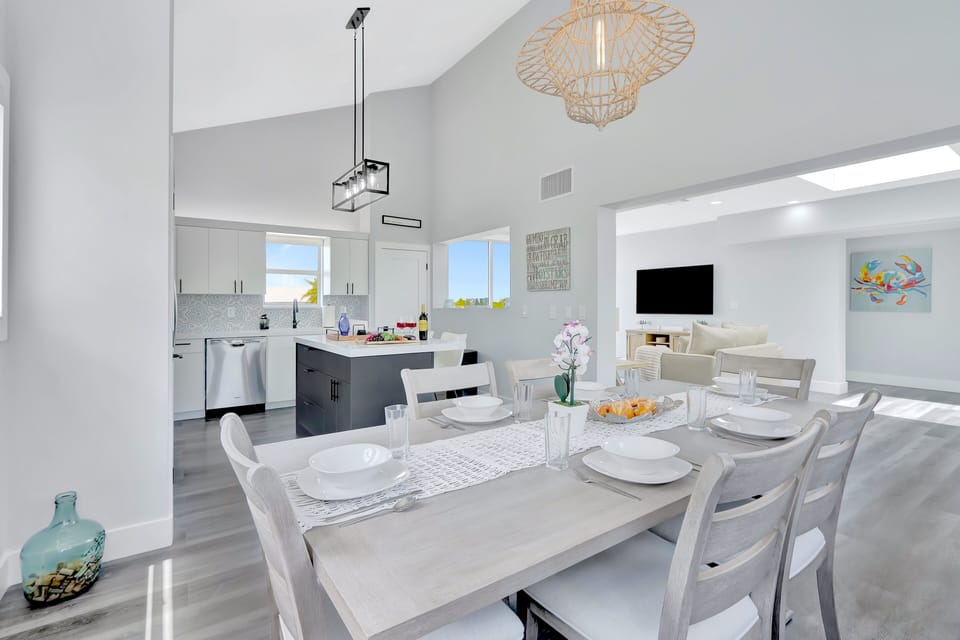 Dining | Table comfortably seats 6.