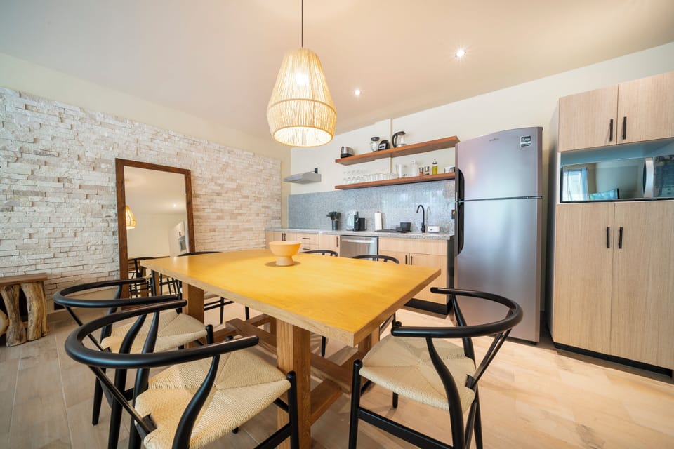 Deluxe Apartment | Dining room
