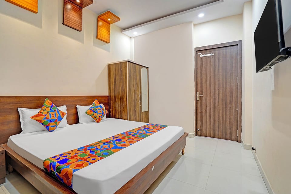 Deluxe Room | Egyptian cotton sheets, premium bedding, in-room safe, WiFi (free)