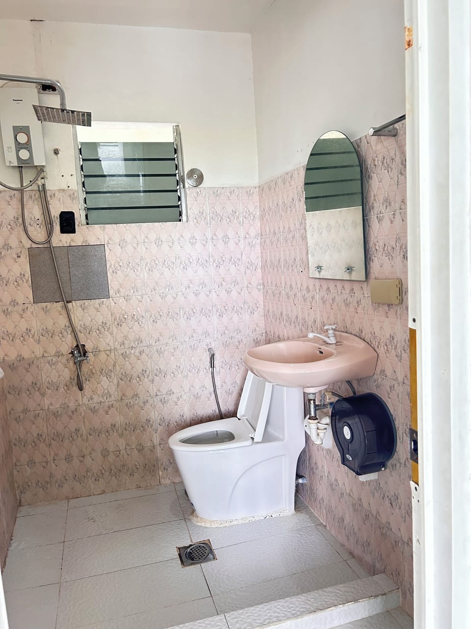 Classic Twin Room | Bathroom | Shower, free toiletries, bidet, towels