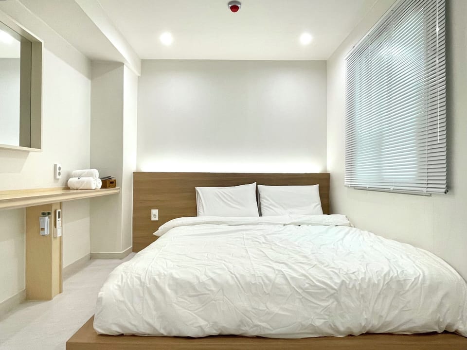 Classic Double Room (Self Check-in) | Soundproofing, iron/ironing board, free WiFi