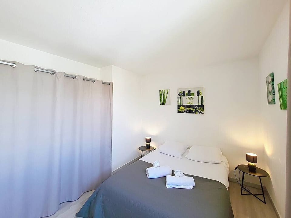 Cette chambre lumineuse invite à la détente. Avec un décor moderne, elle comprend des tableaux muraux apaisants et des lampes de chevet. Imaginez-vous ici, profitant d`un repos mérité après une journée d`exploration.