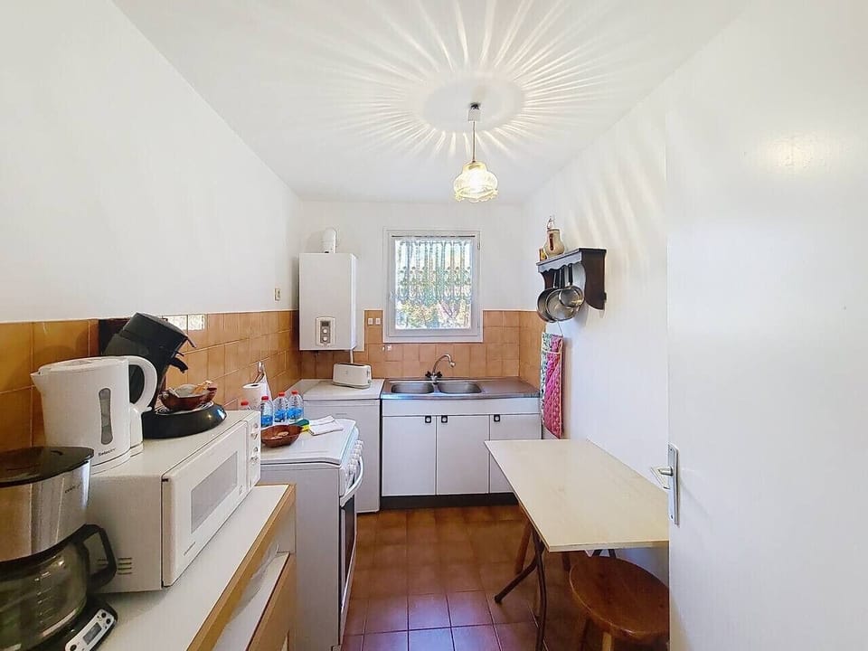 La table pliante offre une surface pratique sans encombrement et peut se ranger facilement pour plus d`espace. Imaginez préparer vos plats préférés dans cette ambiance lumineuse et rétro.