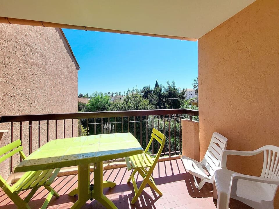 Profitez d`une terrasse ensoleillée pour des repas extérieurs. Les chaises longues blanches sont parfaites pour se détendre au soleil toute la journée avec une vue verdoyante apaisante.