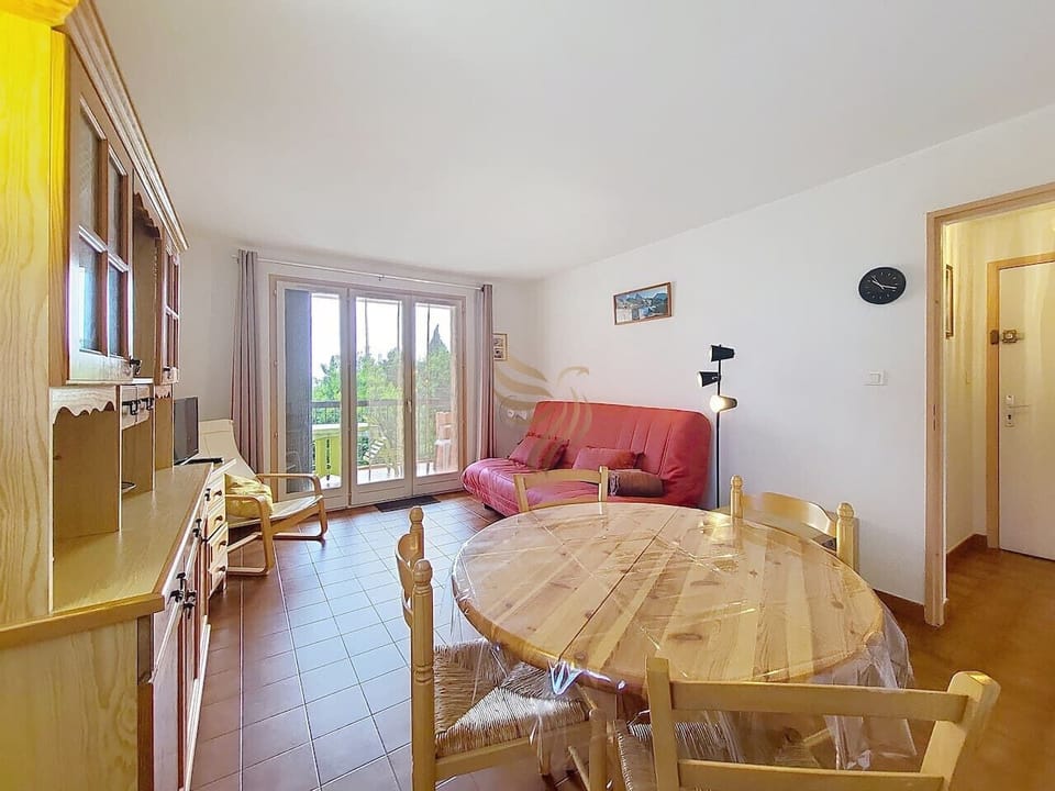 Profitez d`une vue verdoyante depuis le canapé-lit convertible, parfait pour la détente. Le style rustique en bois offre une ambiance chaleureuse et accueillante, idéale pour des soirées cocooning.