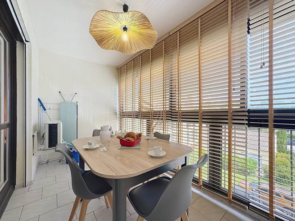 Un espace idéal pour un repas ensoleillé, imprégnez-vous de la vue tout en savourant votre café du matin. La grande baie vitrée offre une lumière exceptionnelle pour un début de journée énergisant.