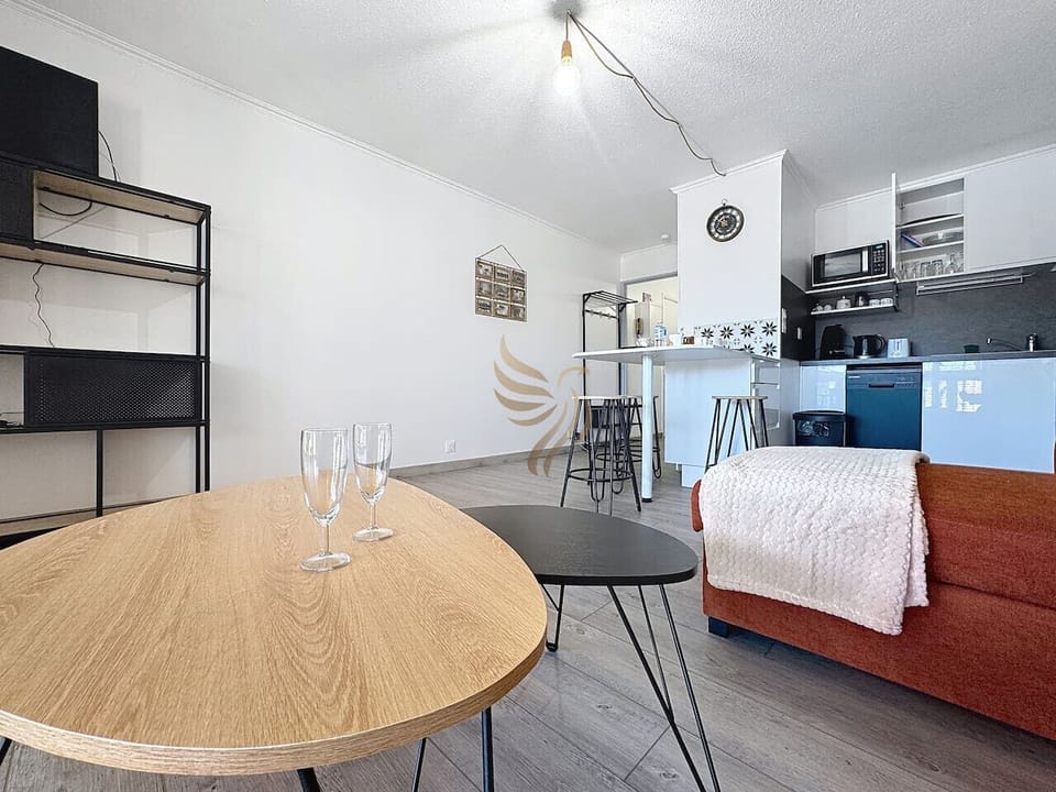 La cuisine bien équipée et intégrée est parfaite pour cuisiner tout en socialisant avec des amis autour du comptoir. Un espace convivial pour des moments partagés.