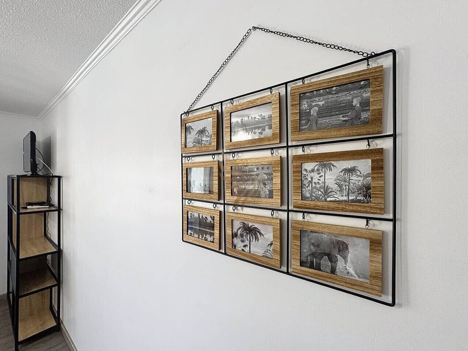 Espace idéal pour se détendre et admirer le mur galerie; l`étagère peut servir de rangement pratique pour vos affaires personnelles ou objets de voyage.