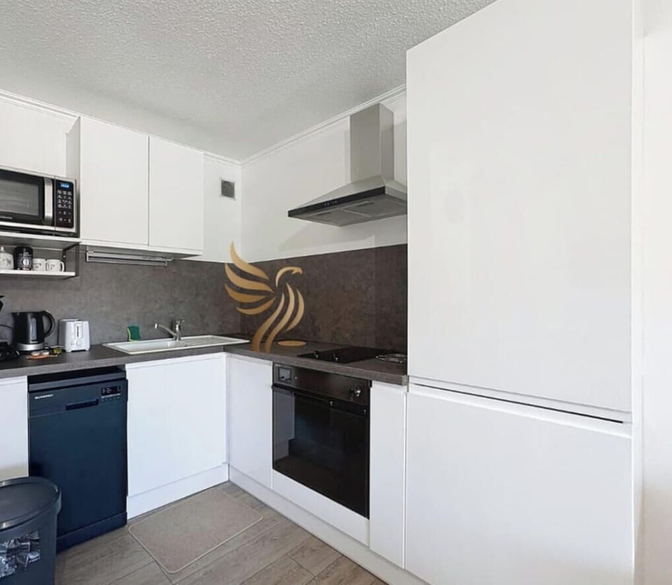 Cuisine moderne entièrement équipée avec électroménager complet, idéale pour préparer vos repas en toute simplicité.