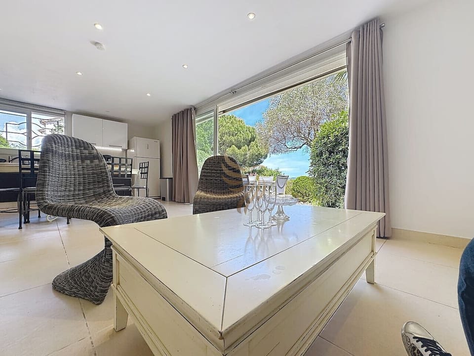 Le salon lumineux dispose d`une grande baie vitrée qui ouvre sur le jardin, idéal pour profiter du paysage en toute saison. Imaginez-vous dans ce cadre apaisant, un verre à la main, savourant la tranquillité.