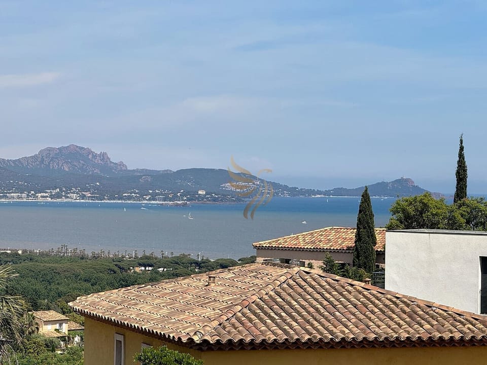 Profitez d`une vue imprenable sur la Méditerranée depuis un logement qui invite à la détente. Idéal pour des moments de contemplation et de calme, en harmonie avec la nature environnante.