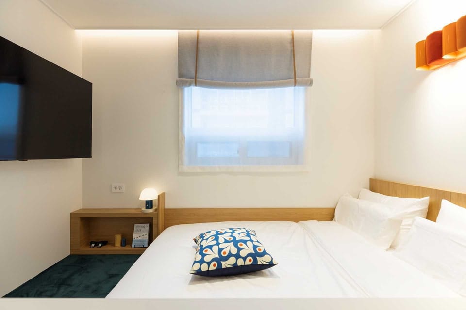 Desk, blackout drapes, soundproofing, free WiFi