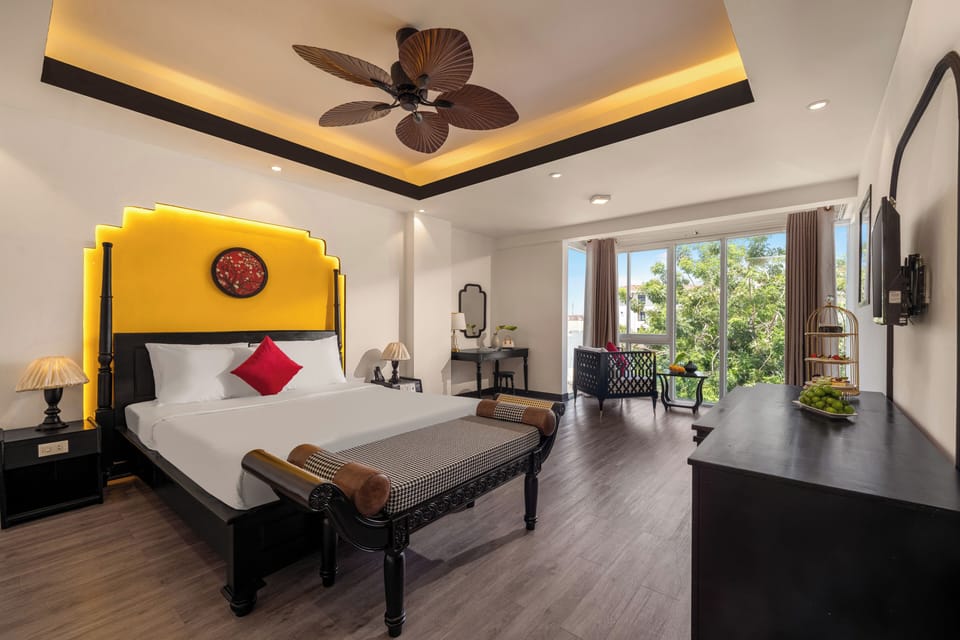 Deluxe Studio | Desk, laptop workspace, free WiFi, bed sheets