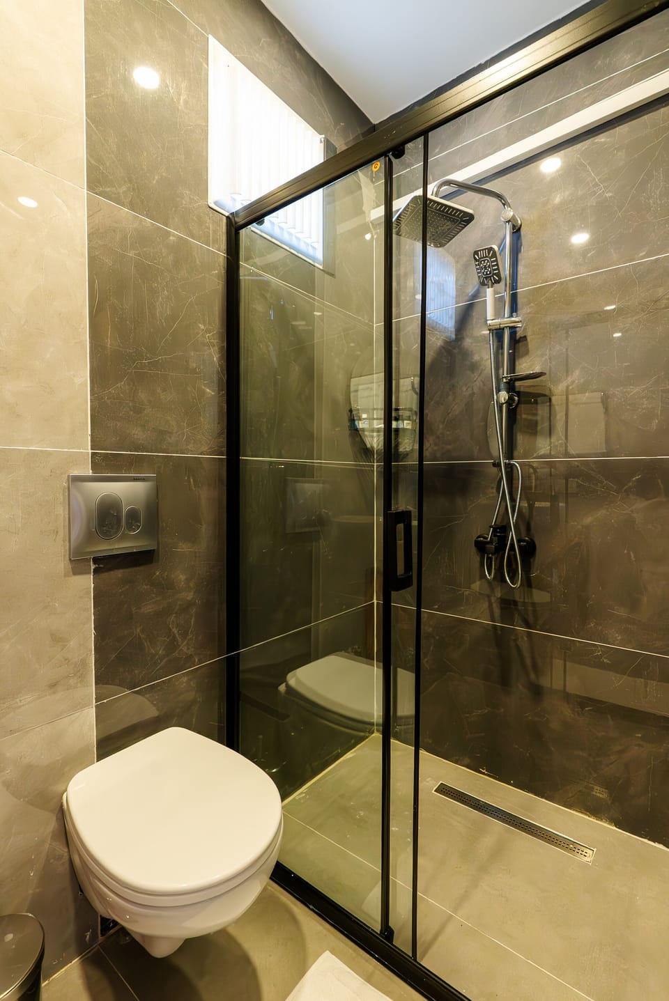 Shower, hair dryer, bathrobes, slippers