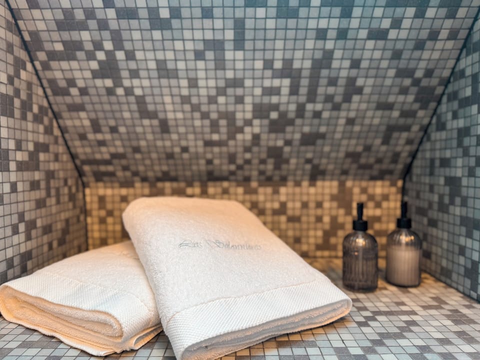 Deluxe Double Room, Garden View | Bathroom | Slippers