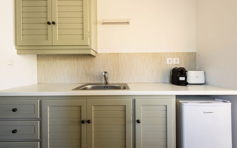 Luxury Studio, City View | Private kitchenette