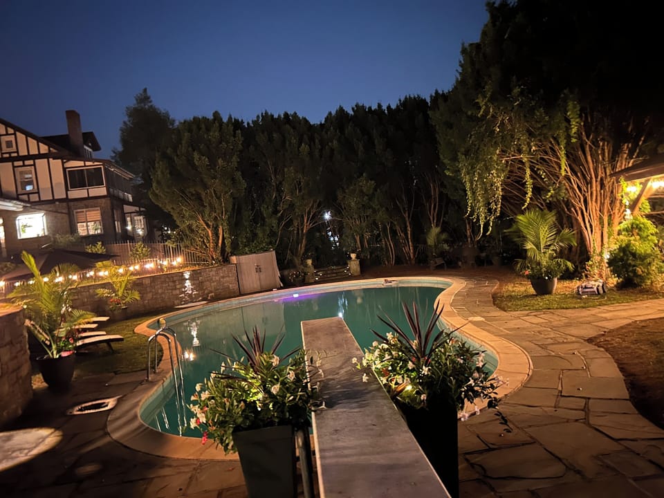 Large pool w/diving board