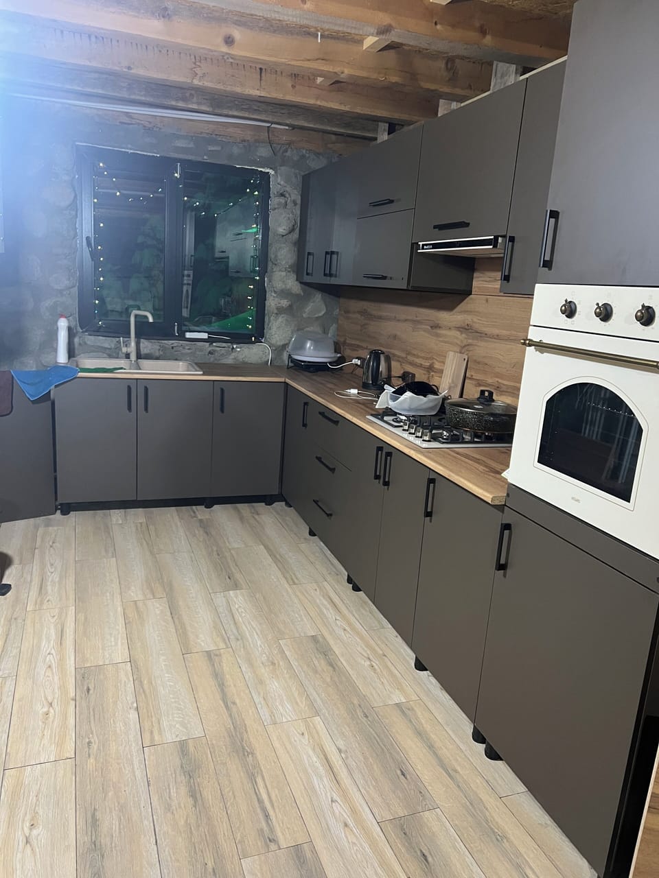 Full-size fridge, microwave, oven, stovetop