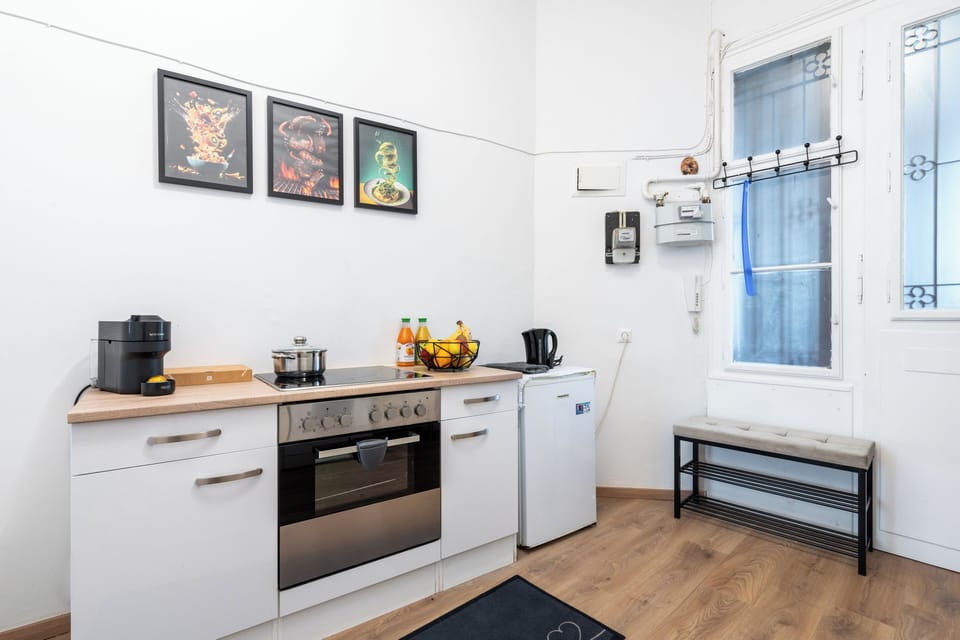 Design Apartment, Pets Allowed, City View | Private kitchen | Espresso maker, coffee/tea maker, electric kettle, dining tables