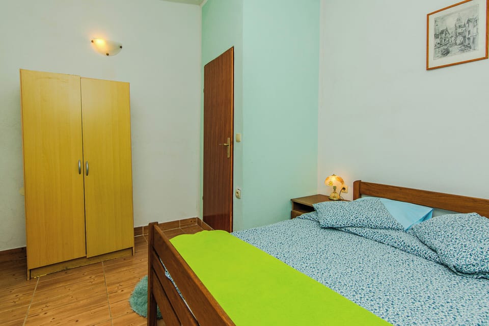 Basic Apartment, Courtyard View | Free WiFi, bed sheets