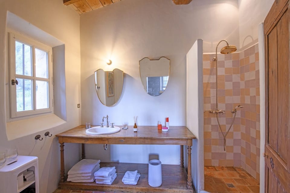 Classic Double Room, Ensuite, Courtyard View (Classique jaune ) | Bathroom