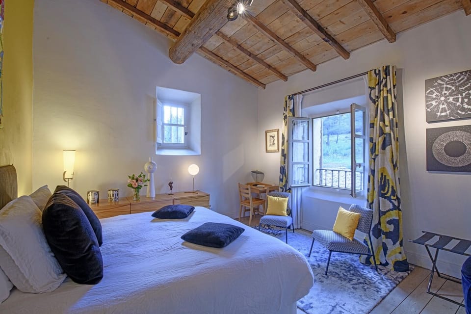 Classic Double Room, Ensuite, Courtyard View (Classique jaune ) | Free WiFi