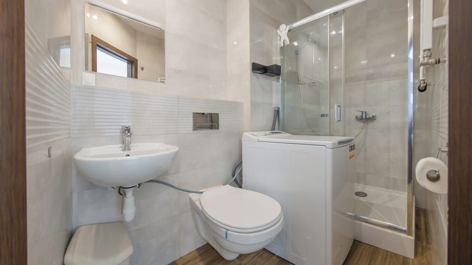 Studio (16) | Bathroom | Shower, towels