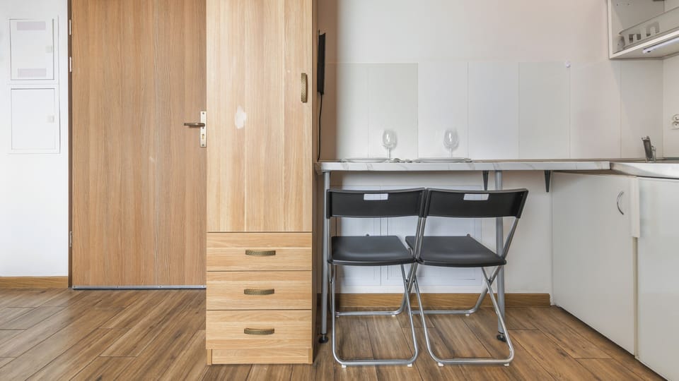 Studio (16) | Private kitchen | Fridge, stovetop, electric kettle, cookware/dishes/utensils