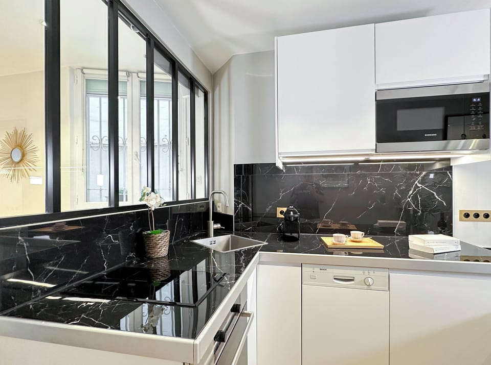 Superior Apartment | Private kitchen | Espresso maker, electric kettle, toaster, freezer